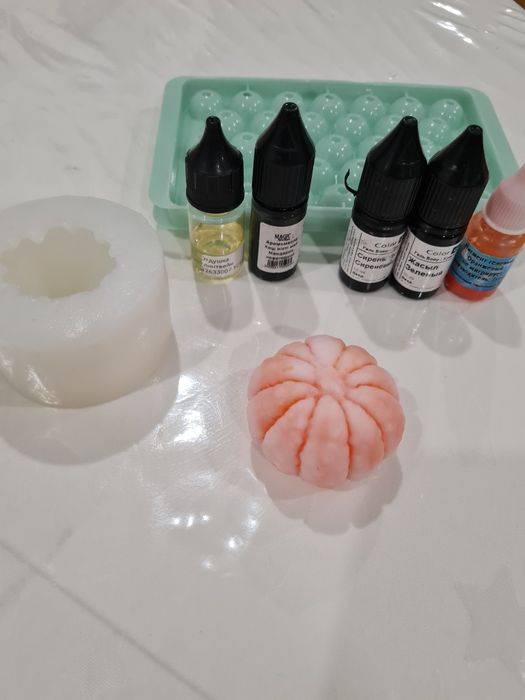 Продам отдушки,  красители и формы для мыла