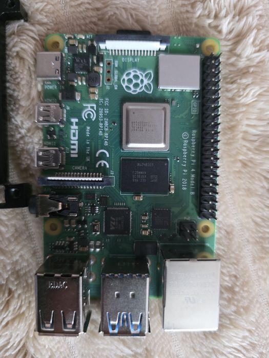 Raspberry Pi 4 model B, 4 GB RAM cu heatsink si placa POE