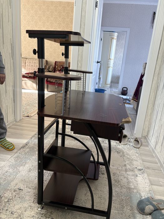 Продам крмпьютерный стол 5000 тн