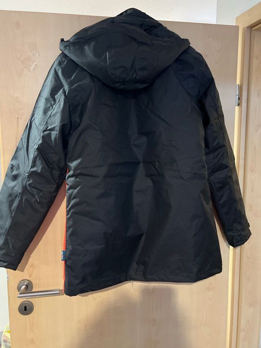 Haine de lucru noi la preț de second hand