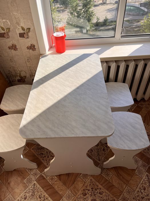 Продам стол 4 табуретками
