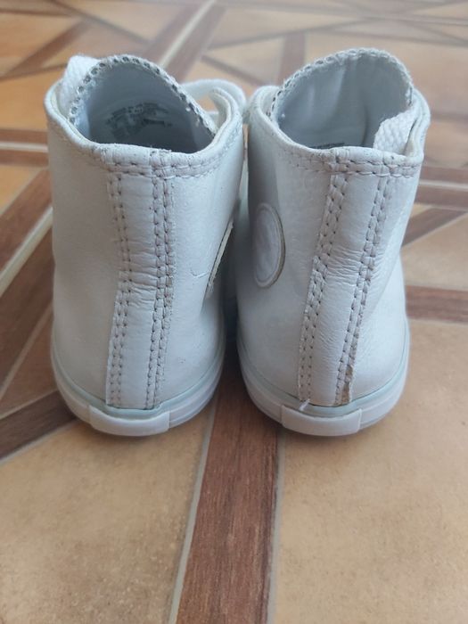 Conversi piele albi fetițe