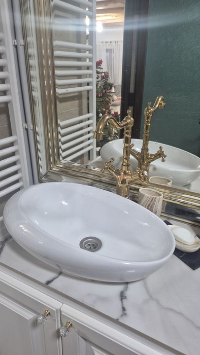 Mobilier baie mdf cu ghiuveta, oglinda si baterie