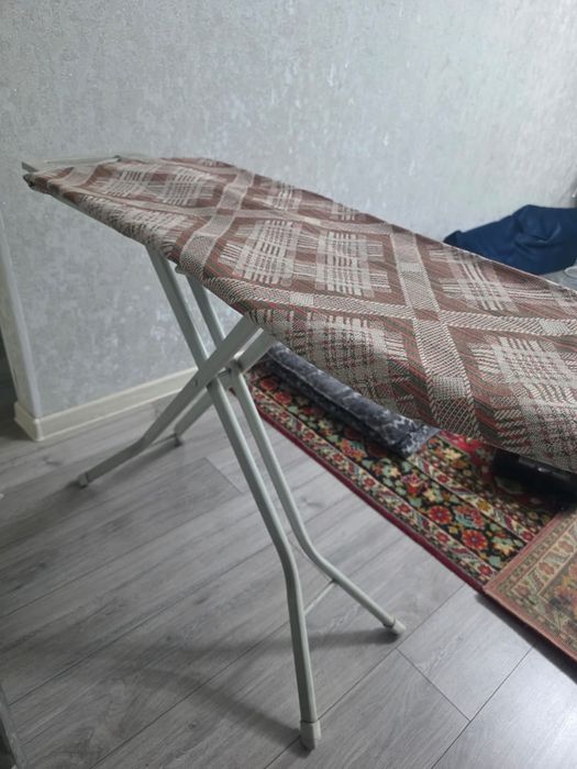Утюг и гладильная доска