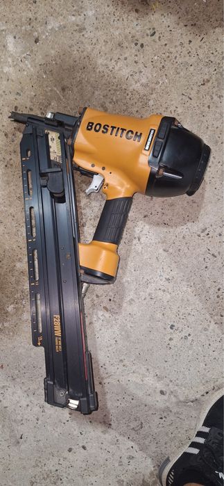 Pistol de cuie pentru lemn