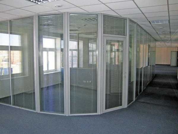 Пластиковые двери витражи перегородки