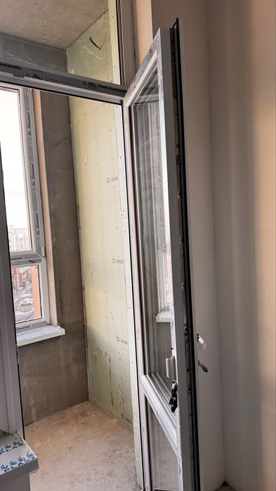 Пластиковое окно и дваерь б/у