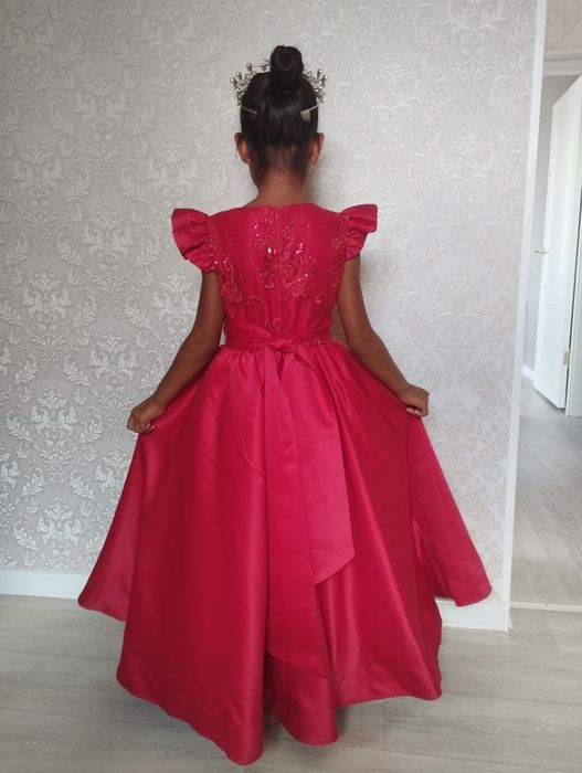 Продам детское платье 5-7 лет