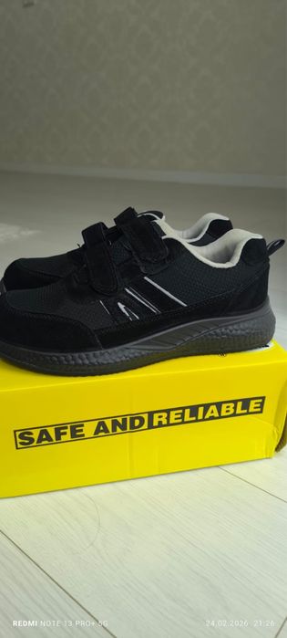 Продам спец кроссовки