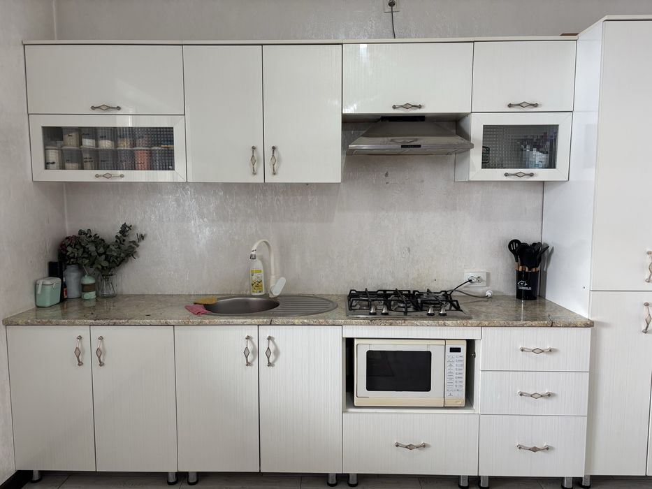 Кухонный гарнитур длинна 3.40 высота 2.20 в хорошем состоянии