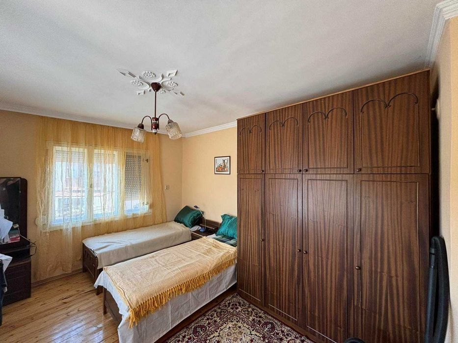 ДВА ЕТАЖА от КЪЩА с РЗП 260 кв.м, двор 150 кв.м, град Баня