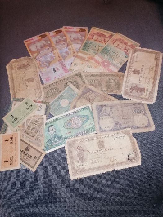 Vând bacnote foarte vechii.