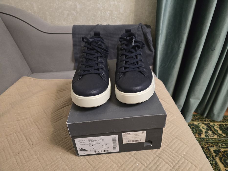 Продается кроссовки фирмы Ecco  размер 44.
