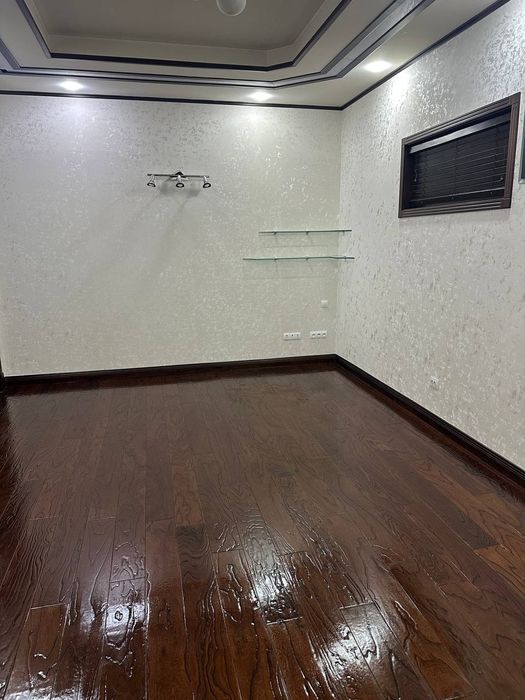 Продаётся офис  1335 кв.м М Ойбек