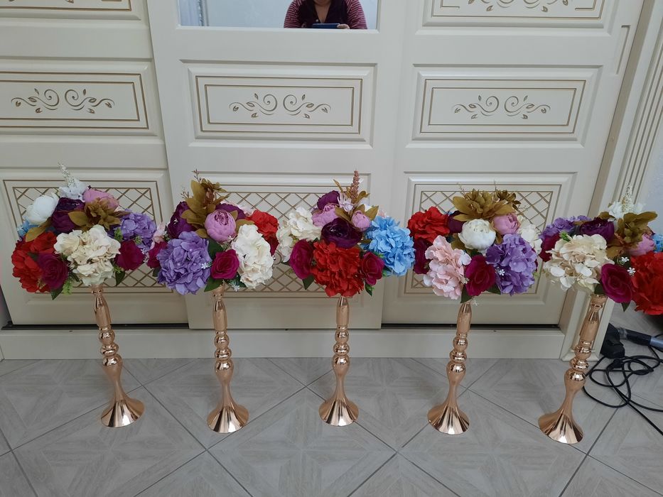 Продаются цветы с вазой.