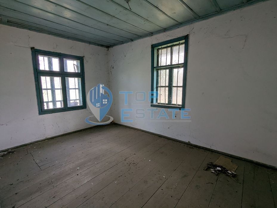 Къща с голям двор и кладенец в село Благоево, област Велико Търново