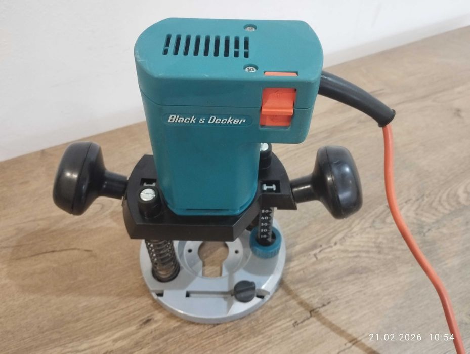 Оберфреза Black& Decker