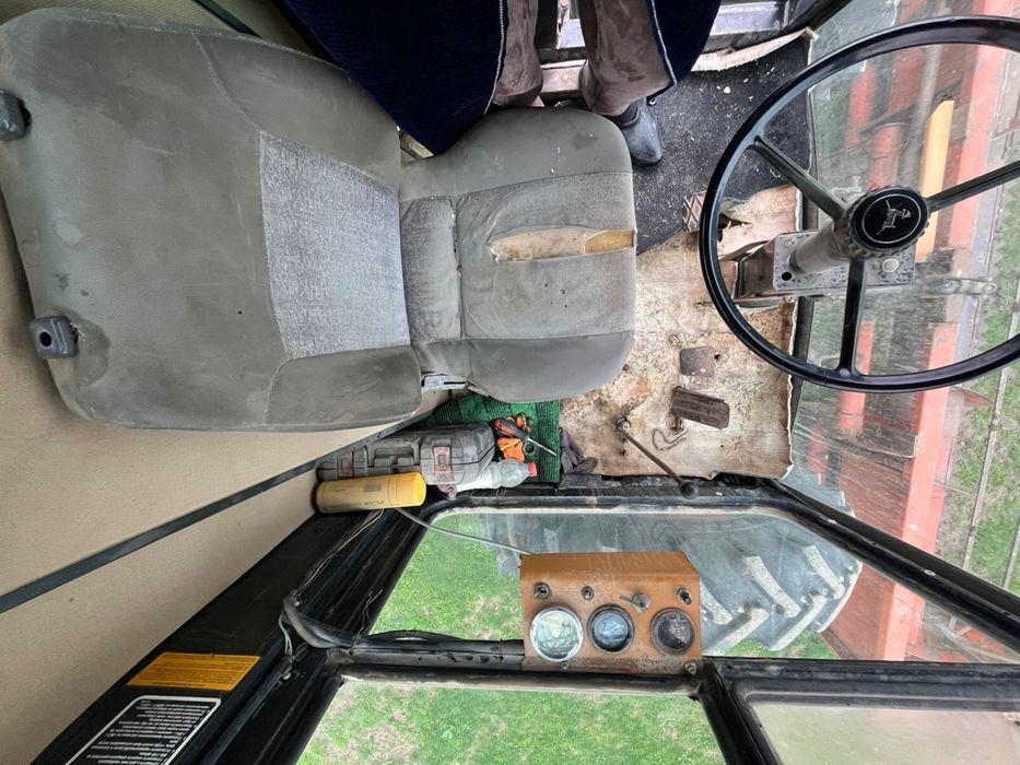 Комбайн трактор .