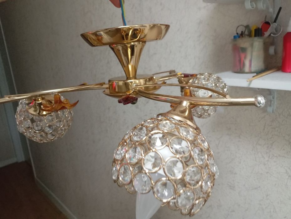Продам трехрожковую люстру