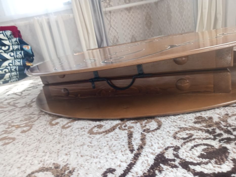 Продам два круглых стола