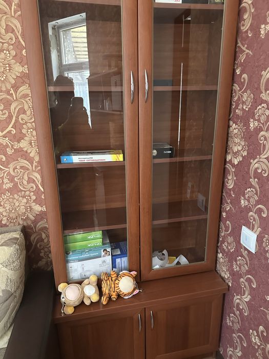 Шкаф стеклянный.