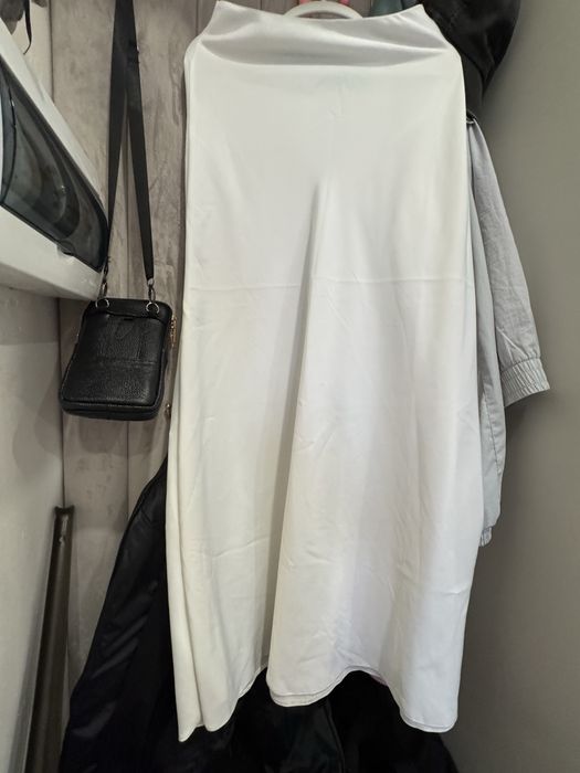 Белая атласная юбка