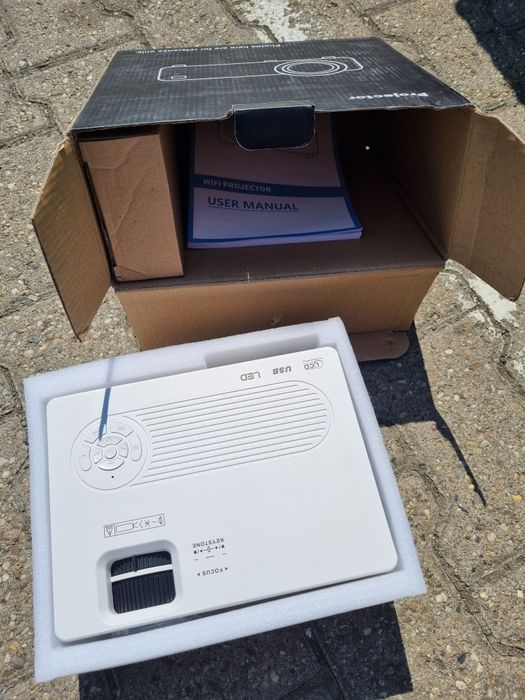 Videoproiector Portabil AKATUO XR21 cu WiFi - Nou la cutie