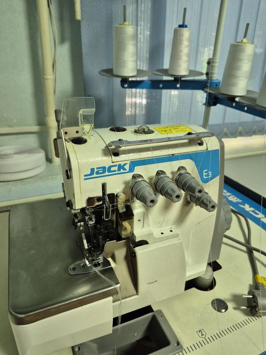 Оверлок Jack Е 3