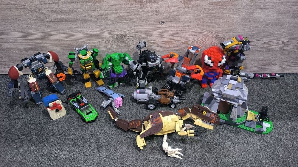 Продам собранные фигуры из лего