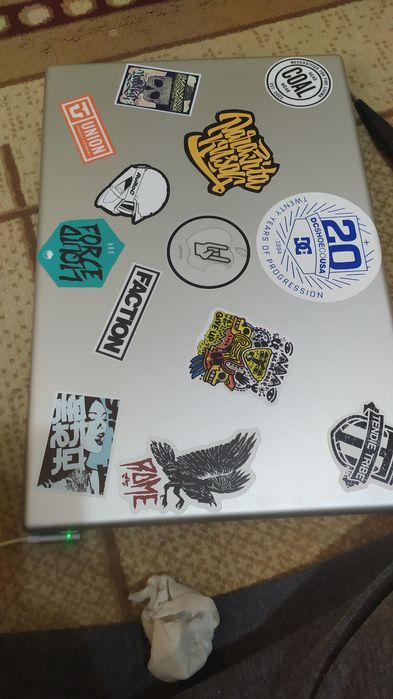 Продам  МакБоок Про  17  требует ремонта