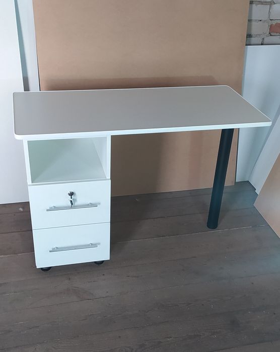 Маникюрный стол новый