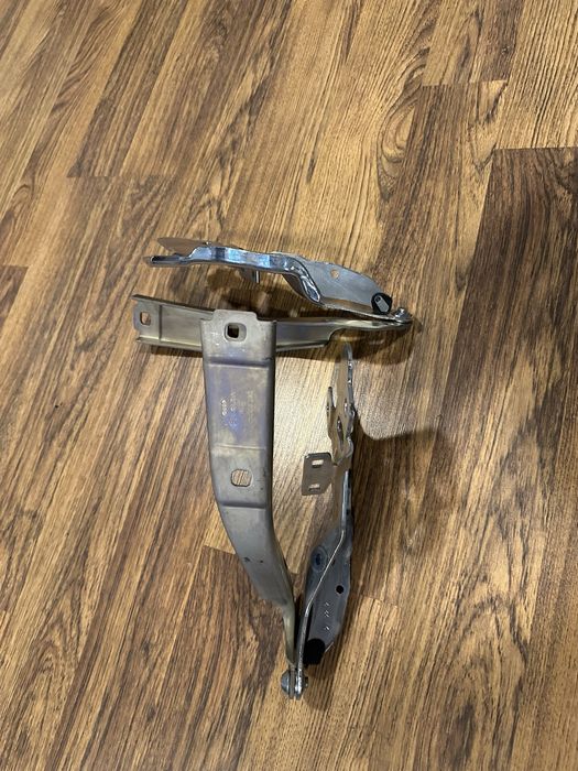 Петли капота Audi e-tron