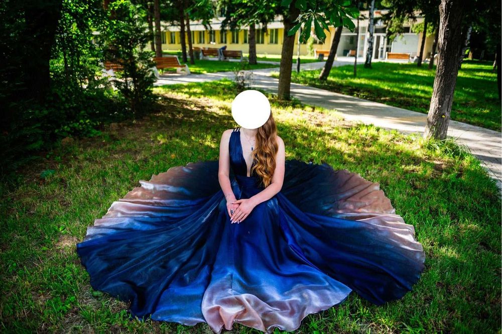 Бална рокля с презрамки на гърба и омбре преливка на цветовете