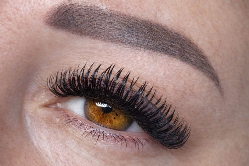 модель на наращивание ресниц