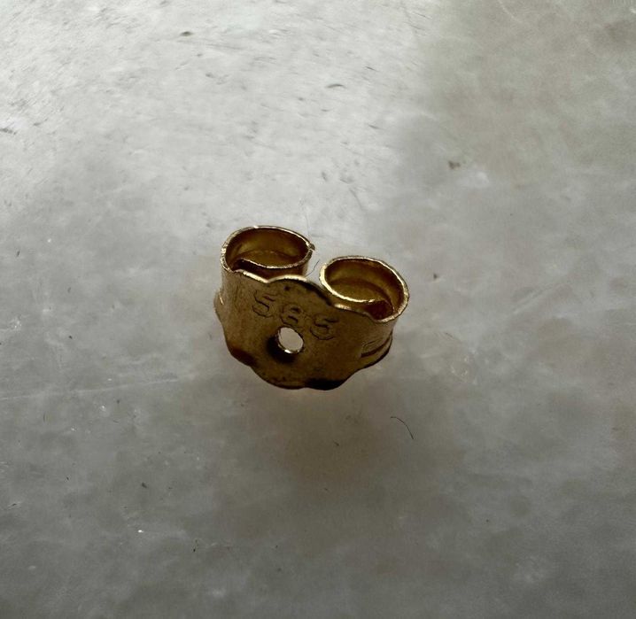 Pereche de cercei din aur, decorată cu diamante