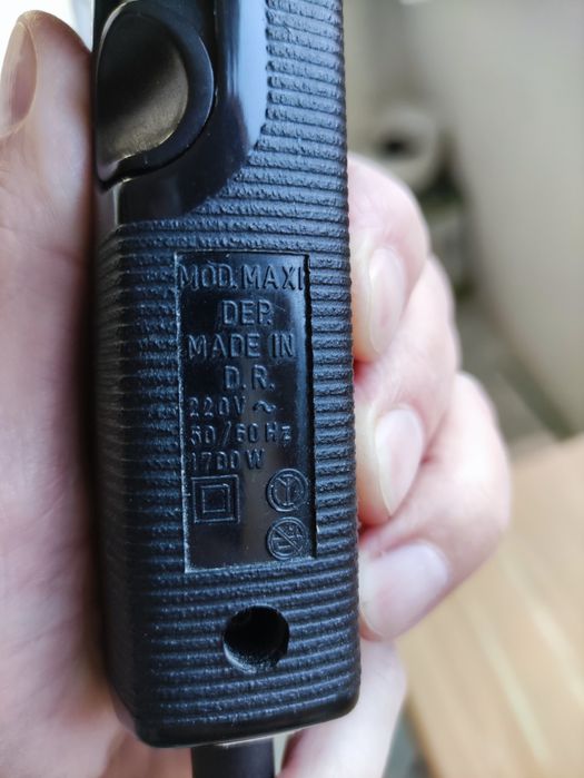 Професионален сешоар 1700 W – много запазен, с накрайници!