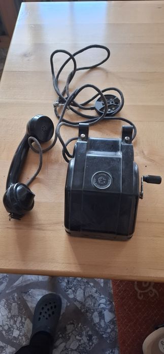 Много стар телефон с ръчка