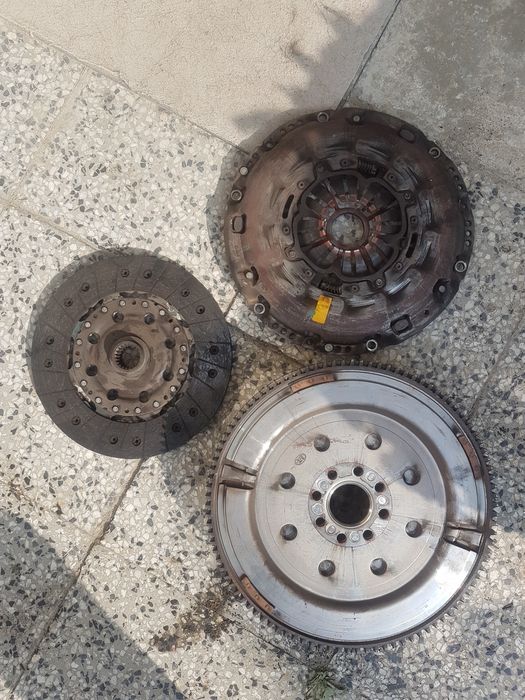 Продавам Двигател, турбина ск.кутия и съединител за Toyota Avensis T25