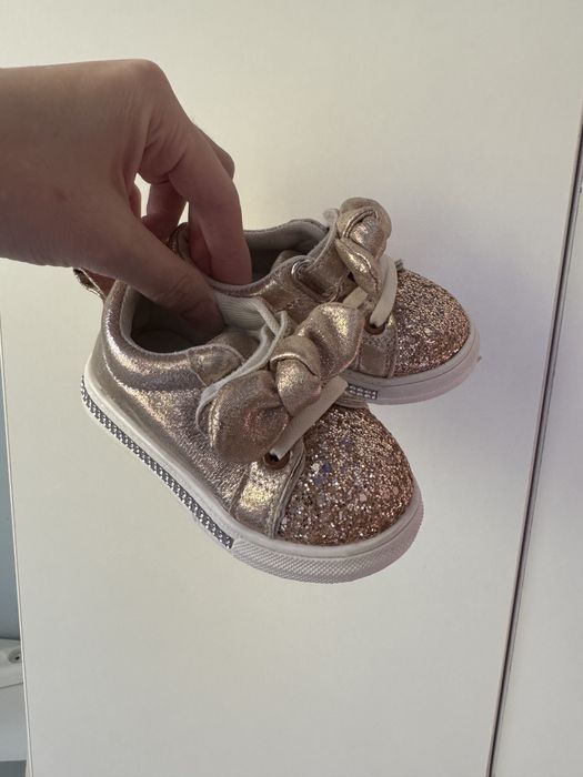 Кроссовки с блестками