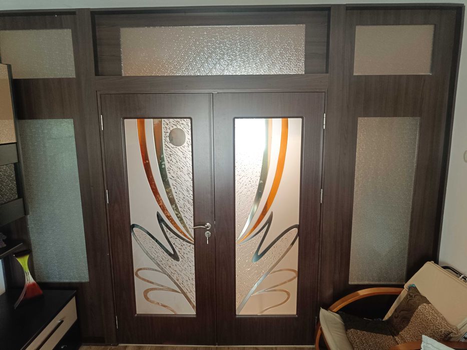 Vând perete despărțitor cu ușa dublă din MDF, cu sticla tip vitraliu.