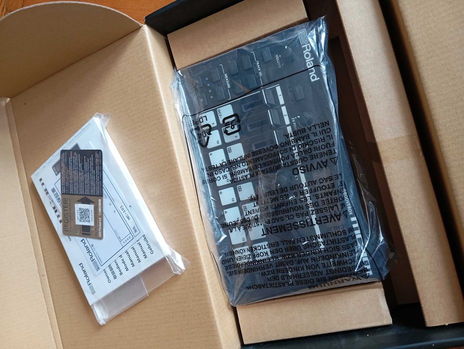 Roland MC-101 Groovebox Drum machine Sintetizator
