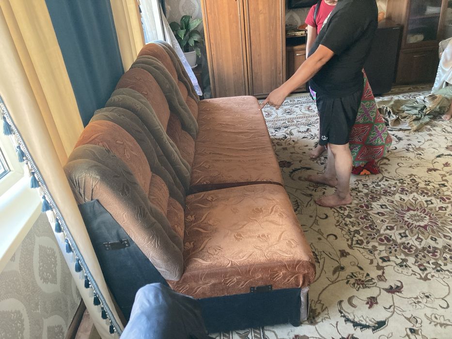 Диван старенький но выдвигается и лежать можно
