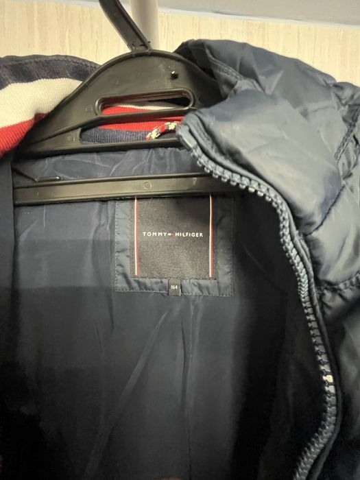 Продавам яке на TOMMY HILFIGER и две елечета на найк
