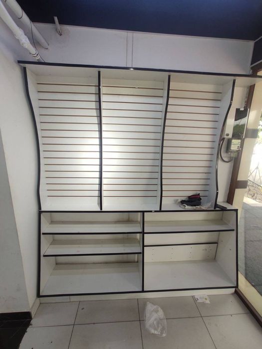 Magazin mebili sotiladi