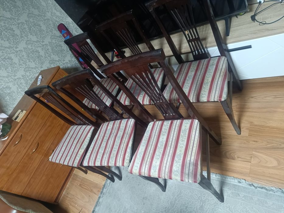 Стол.           .