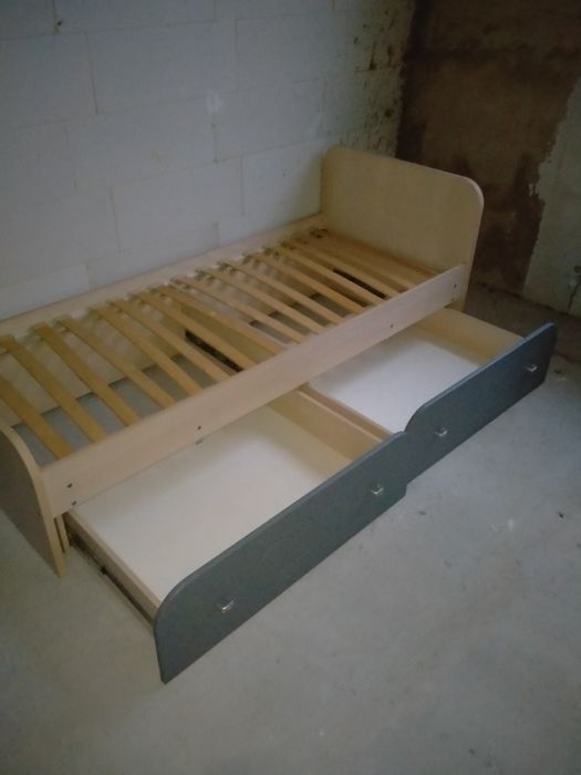 Кровать с полками