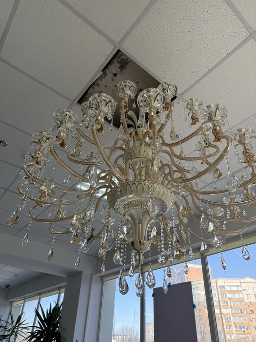 Трехярусная большая люстра