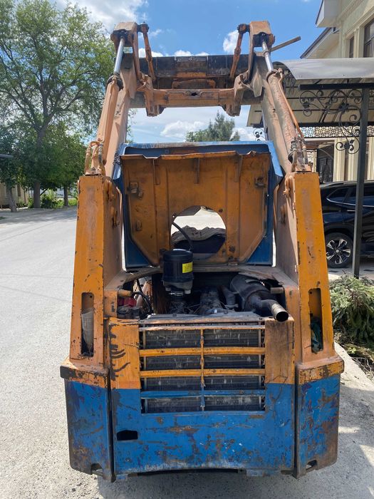 Мини-погрузчик с ковшом в рабочем состоянии