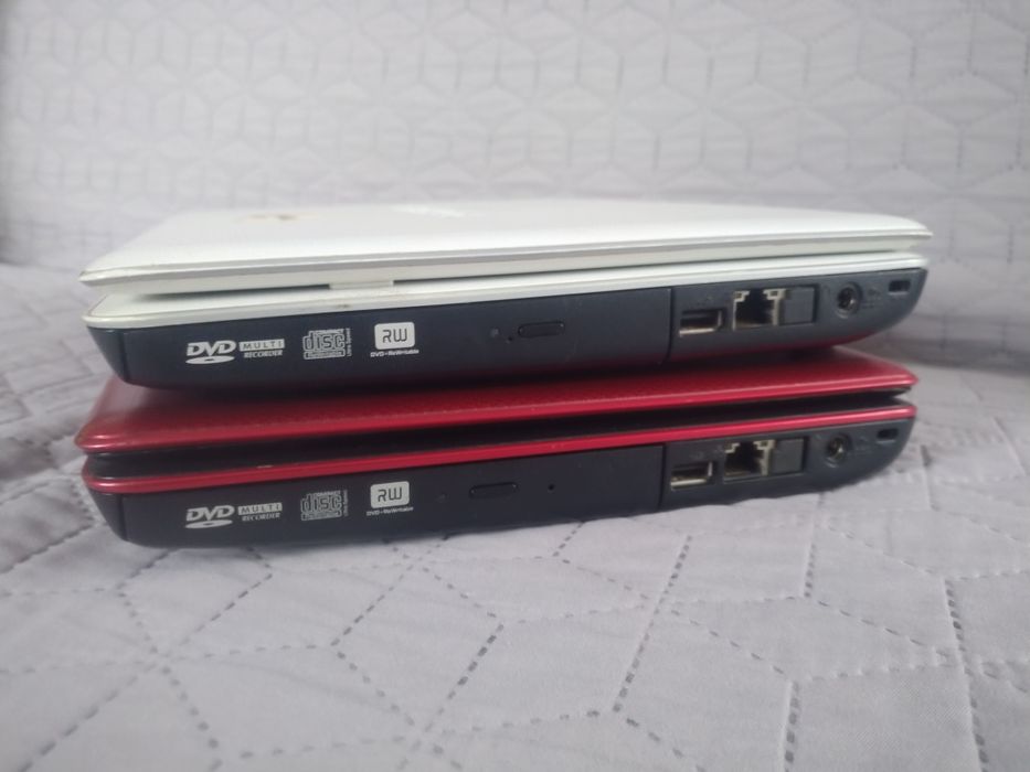 Lot doua laptopuri Toshiba U500, alb si rosu, cu incarcator, fara rami