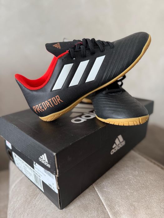 Футболни обувки ADIDAS PREDATOR
